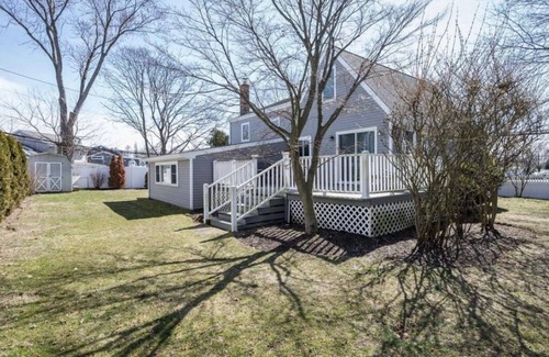 Plainedge House | Queen bedroom 1 minute to Highway