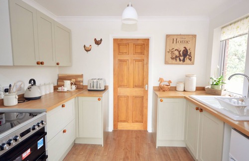 Sandown Cottage | Queen Bower Farm Lodge - a bungalow that sleeps 4 guests in 3 bedrooms