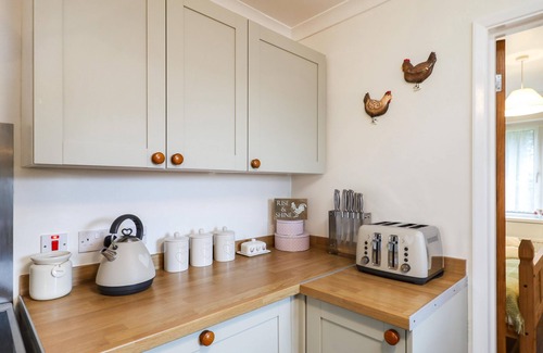 Sandown Cottage | Queen Bower Farm Lodge - a bungalow that sleeps 4 guests in 3 bedrooms