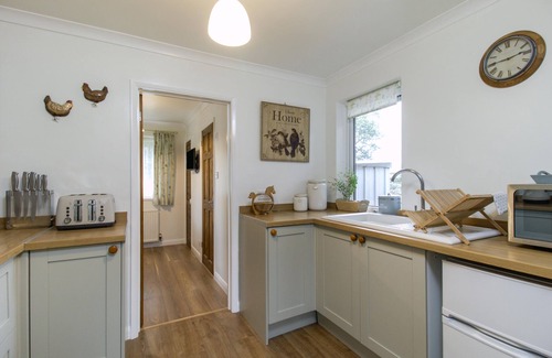 Sandown Cottage | Queen Bower Farm Lodge - a bungalow that sleeps 4 guests in 3 bedrooms