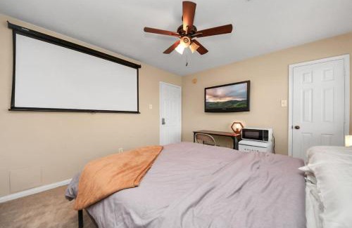 Barker House | Queen BR.Projector, Hi-Speed Wi-Fi, Patio