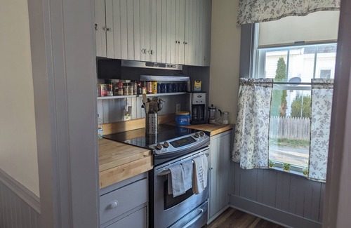 Bangor House | Queen City Duplex centrally located sleeps up to 6