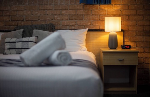 Coffs Harbour Hotel | Queen Deluxe Retreat, Smart TV, Kitchenette & More!