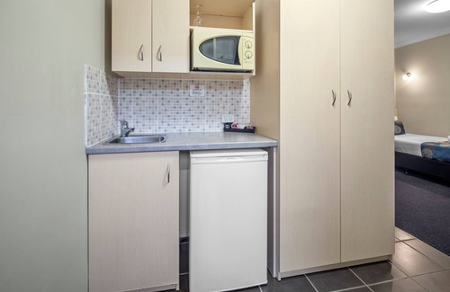 Coffs Harbour Hotel | Queen Deluxe Retreat, Smart TV, Kitchenette & More!