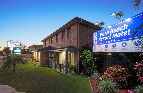 Coffs Harbour Hotel | Queen Deluxe Retreat, Smart TV, Kitchenette & More!