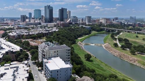 Fort Worth House | Queen Downtown Views Riverfront Stay Free Parking