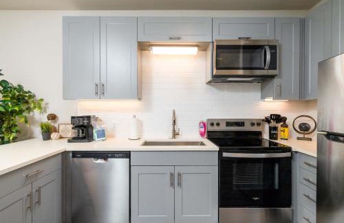 Fort Worth House | Queen Downtown Views Riverfront Stay Free Parking
