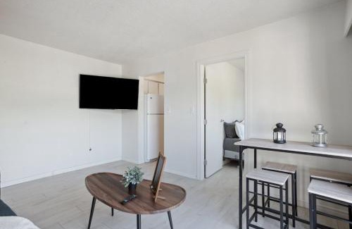 Riley Park Apartment | Queen Elizabeth Garden Stay with Parking and King Bed for 6