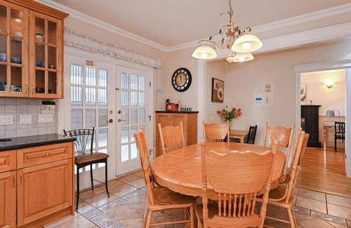 Riley Park-Little Mountain House | Queen Elizabeth Home - in the heart of Vancouver