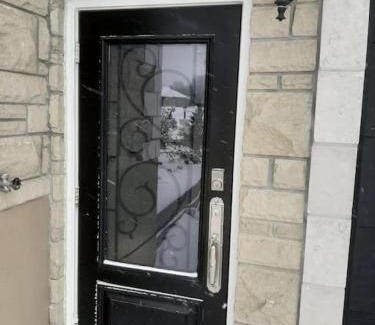 Ottawa Division Apartment | Queen guest apartment