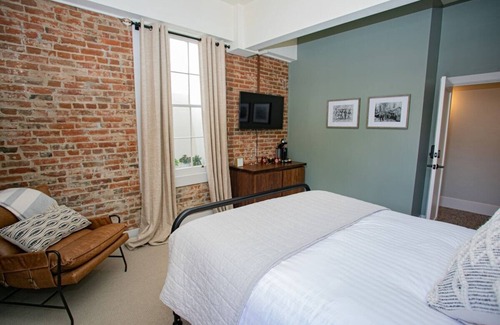 Jacksonville Hotel | Queen Guest Room at The Jacksonville Inn