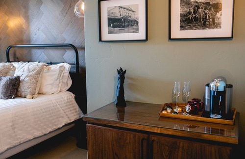 Jacksonville Hotel | Queen Guest Room at The Jacksonville Inn