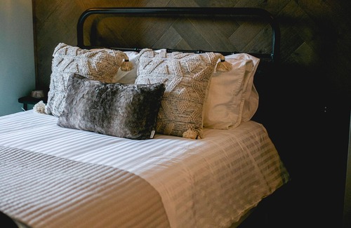 Jacksonville Hotel | Queen Guest Room at The Jacksonville Inn