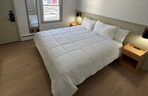 Watkins Glen House | Queen Inn Room - NQI