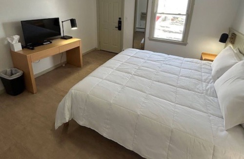 Watkins Glen House | Queen Inn Room - NQI