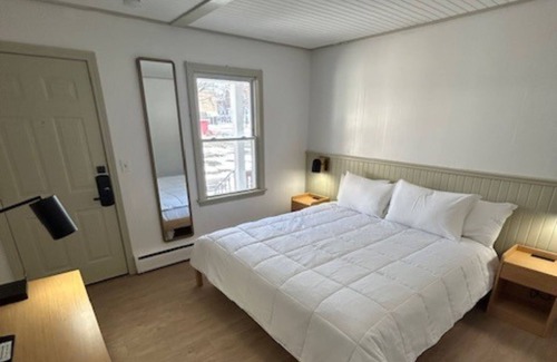 Watkins Glen House | Queen Inn Room - NQI