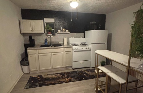 Homestead Apartment | Queen jacuzzi suite