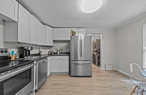 Greensboro Apartment | Queen Loft .5 Mile Downtown - HS Internet 55 in TV