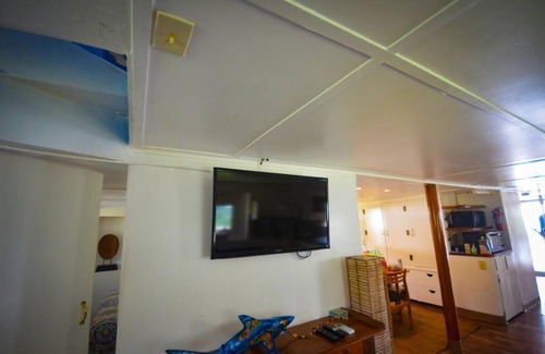 Merizo House | Queen Malesso Houseboat