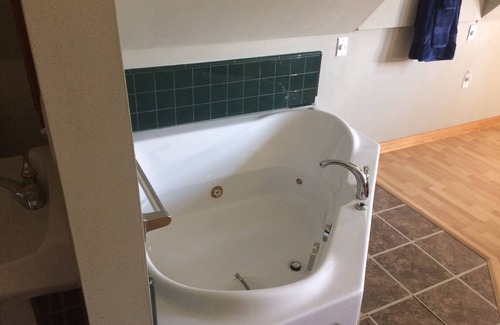 Emmetsburg House | Queen Marie Suite