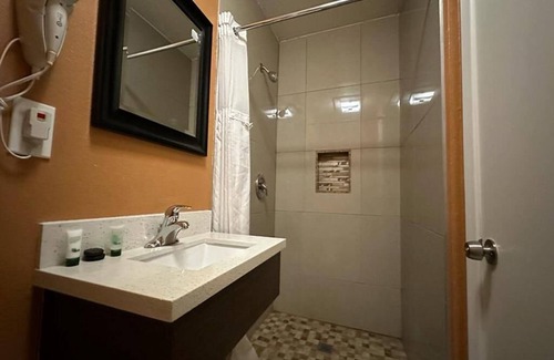Victorville House | Queen Non Smoking at New Corral Motel