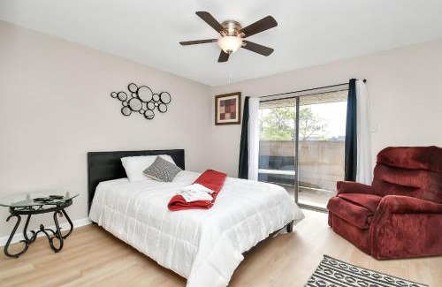 South Main Bed & Breakfast | Queen Oasis Balcony Retreat Near NRG Stadium