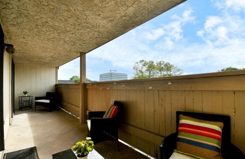 South Main Bed & Breakfast | Queen Oasis Balcony Retreat Near NRG Stadium
