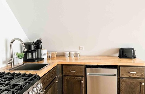 Laurium Apartment | Queen on Union