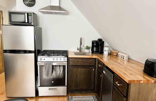Laurium Apartment | Queen on Union