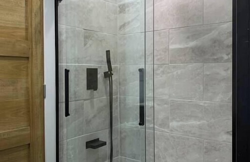Laurium Apartment | Queen on Union