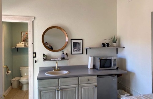 Moab Cabin | Queen, river view, disc golf, kayaks, ATV, wildlife, hiking, beach, pet friendly