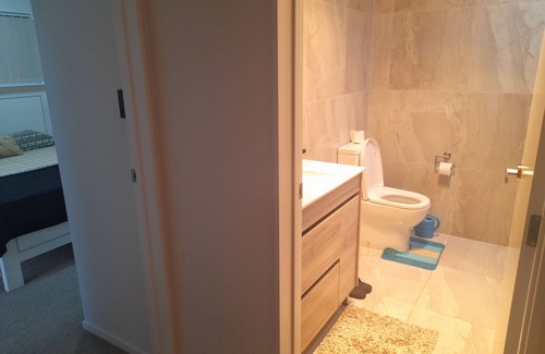 Papatoetoe House | Queen Room Available: close to Airport & malls,train station,CBD,restaurants