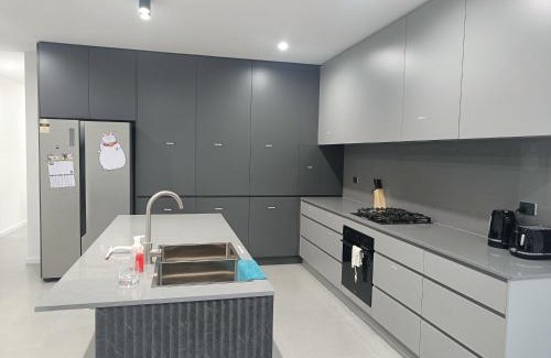 Guildford House | Queen Room in Modern, Guildford House - NR4