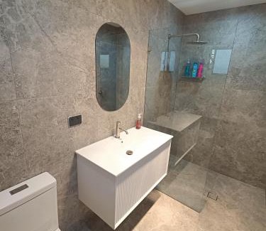 Guildford House | Queen Room in Modern, Guildford House - NR4