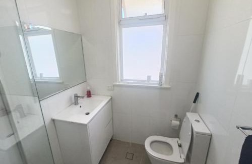 West Ryde House | Queen Room in West Ryde Home - E1