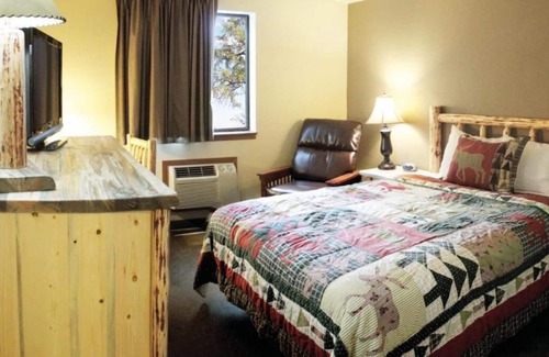 Ponderay House | Queen Room with Recliner at FairBridge Inn & Suites Sandpoint