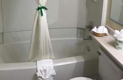 Ponderay House | Queen Room with Recliner at FairBridge Inn & Suites Sandpoint