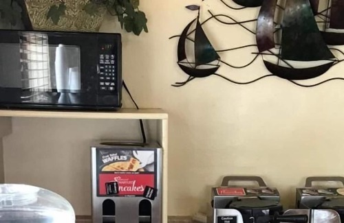 Ponderay House | Queen Room with Recliner at FairBridge Inn & Suites Sandpoint