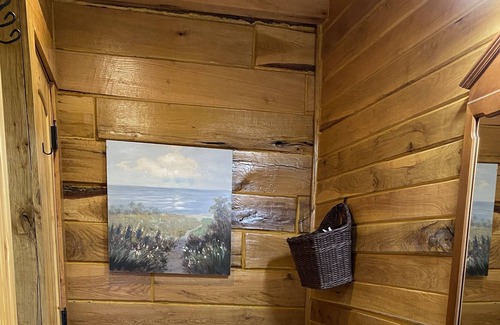 Tulsa Cabin | Queen's cabin