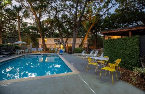Saint Simons Island Hotel | Queen's Court Inn