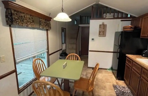 Senecaville Cabin | Queen's Place near Seneca Lake