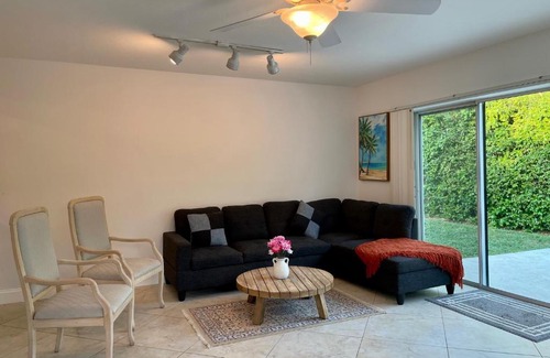Palmetto Bay House | Queen's Tropical Garden View Room