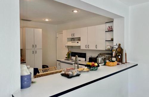 Palmetto Bay House | Queen's Tropical Garden View Room