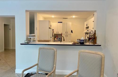 Palmetto Bay House | Queen's Tropical Garden View Room