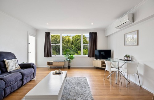 Riccarton House | Queen Size Bedroom Near Hagley Park sharing kitchen & Bathroom with host & guest