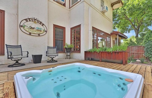 Gainesville Bed & Breakfast | Queen Size Suite with a shared Hallway Bath