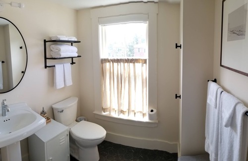 Durham Hotel | Queen Ste at Public House, food trucks & craft beer on site, walk to UNH & town