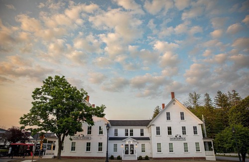 Durham Hotel | Queen Ste at Public House, food trucks & craft beer on site, walk to UNH & town