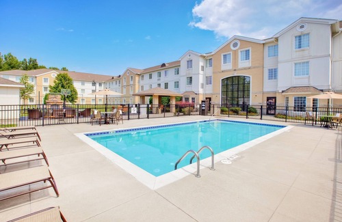 Mayfield Heights Apartment | Queen Studio | 24-Hour Business Center, Fitness Center + Free Daily Breakfast
