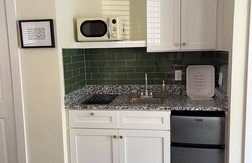 Safety Harbor Hotel | Queen Studio | Downtown Spot +Free Laundry